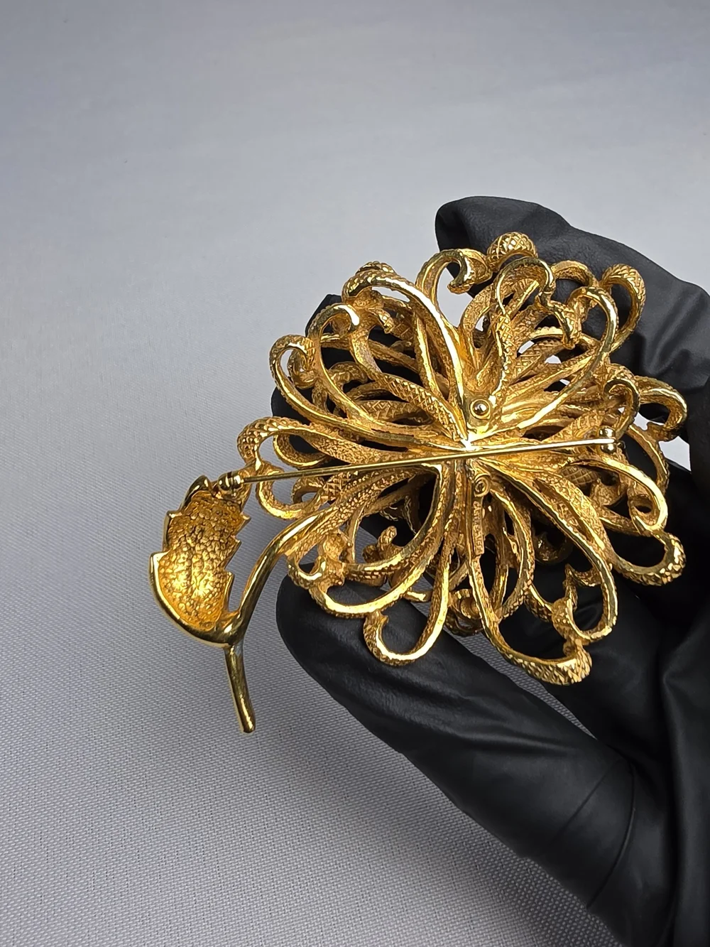 VNTG Signed Castlecliff Gold Tone Chrysanthemum Floral Brooch Pin Textured MCM